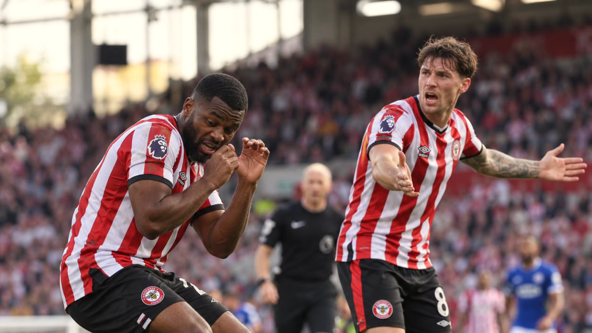 Brentford porte plainte après qu’un ballon de rugby s’est écrasé tout près des joueurs en Premier League