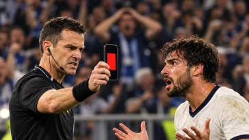 Premier arbitre à exclure un joueur avec son smartphone : les cartons digitalisés provoquent la colère des supporters